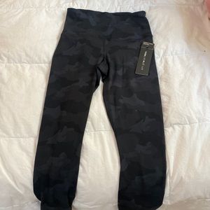 BLACK CAMO YOGALICIOUS LEGGINGS